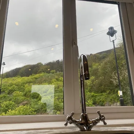 Beautiful 3 Bed With Stunning Sea And Harbour Views *