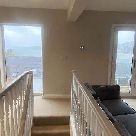 Beautiful 3 Bed With Stunning Sea And Harbour Views Nyaraló